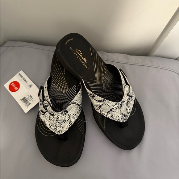 NWT!! Clarks Women's Black and White Sandals- size 7 - Picture 3 of 5